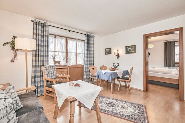 Interior - (2) Zwei-Raum-Ferienwohnung 44qm, Bad/WC, Extra-Schlafraum, Küche, Balkon (Reit im Winkl)