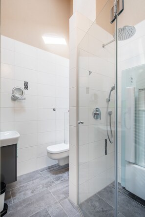 Dusj, hårføner og håndklær