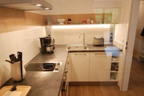 Fridge, oven, stovetop, coffee/tea maker