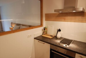 Réfrigérateur, four, plaque de cuisson, cafetière/bouilloire