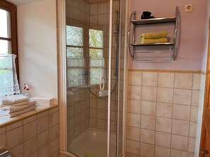Dusche, Haartrockner, Handtücher