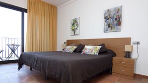 Escritorio, cortinas opacas, tabla de planchar con plancha y wifi gratis