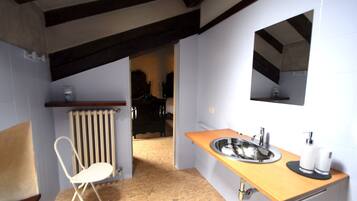 Douche, sĂšche-cheveux, bidet, serviettes fournies