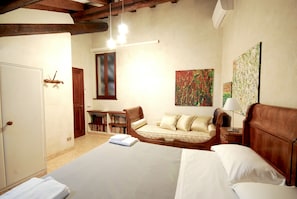 Individually decorated, individually furnished, desk, soundproofing - B&B Casa del Pittore (Mantua)