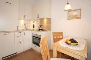 ثلاجة، فرن، موقد طهي مسطح، غسالة أطباق