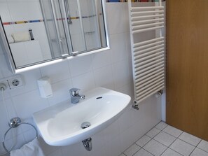 Douche, séchoir à cheveux, serviettes fournies