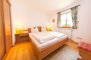 2 bedrooms, internet, bed sheets