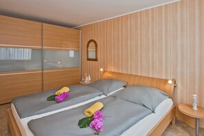 2 bedrooms, travel crib, bed sheets