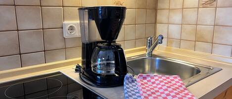 Køleskab, kogeplade, kaffe-/temaskine, brødrister