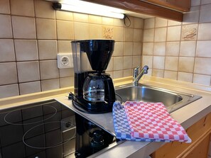 Kühlschrank, Herdplatte, Wasserkocher mit Kaffee-/Teezubehör, Toaster