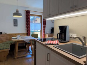 Fridge, stovetop, coffee/tea maker, toaster