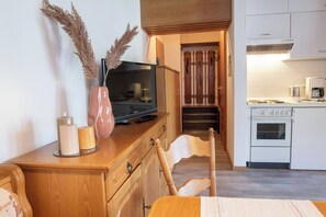 Fridge, oven, stovetop, coffee/tea maker