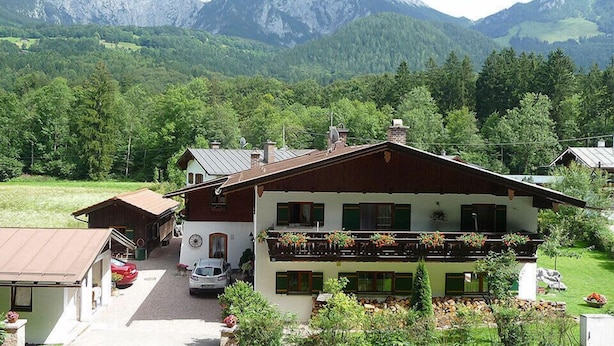 A traditional chalet with a balcony, surrounded by lush greenery and mountains. - Apartment Baumgart for max. 3 persons, 35 sqm, 1 bedroom, balcony (Schönau am Königssee)