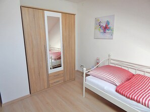 3 bedrooms, Internet, bed sheets - Ferienwohnung "Chiemsee" 113 qm, 3 Schlafzimmer, EG - DG (Sachrang)