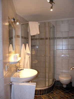 Shower, hair dryer, towels - Apartment B Vroni 65sqm, balcony, kitchen, 2 bedrooms, 1 living room, 4 p. (Ruhpolding)