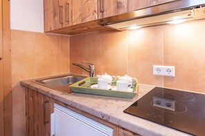 Kühlschrank, Wasserkocher mit Kaffee-/Teezubehör, Toaster, Hochstuhl