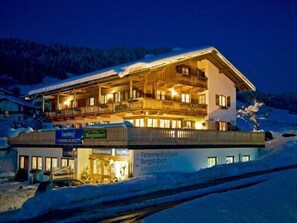 Gästehaus Bergstüberl (DE Reit im Winkl) - Heigenhauser Stefan - 5162-Nachtansicht vom Gästehaus Bergstüberl