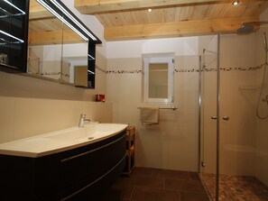 Dusche, Haartrockner, Handtücher