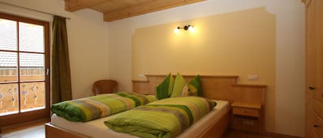 2 bedrooms, internet, bed sheets