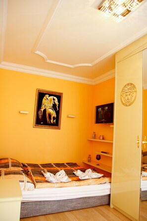 Apartamento panorâmico, 1 cama Queen, sacada, ao lado do lago | 1 quarto, escrivaninha, ferros/tábuas de passar roupa, Wi-Fi de cortesia