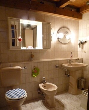 Suihku, hiustenkuivaaja, bidee, pyyhkeet