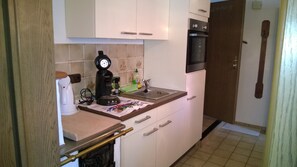 Réfrigérateur, un four, surface de cuisson, chaise haute