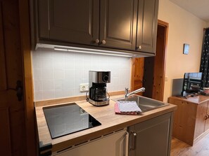 ثلاجة، موقد طهي مسطح، ماكينة لصنع القهوة/الشاي، محمصة خبز