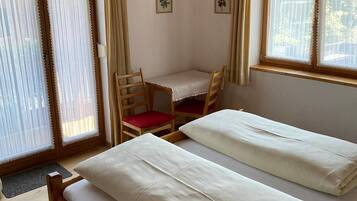 2 bedrooms, internet, bed sheets