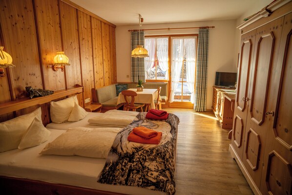 1 quarto, acesso à internet, roupa de cama