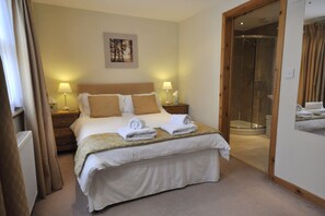 Double Room, Ensuite | Desk, iron/ironing board, free cribs/infant beds, free WiFi - Chapel Of Barras Farm Bed & Breakfast (Stonehaven)