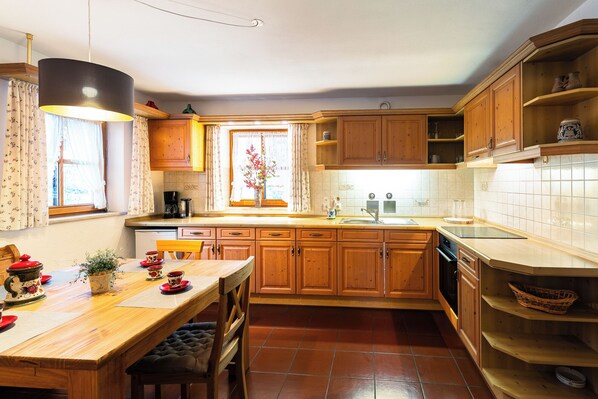 Frigorifero, forno, piano cottura, macchina per tè/caffè