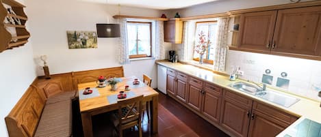 Fridge, oven, stovetop, coffee/tea maker