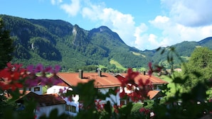 A mountain landscape with houses in the foreground and a clear sky. - Vacation apartment 3 for 2 persons, 50 sqm, 1 bedroom and balcony (Oberwössen)