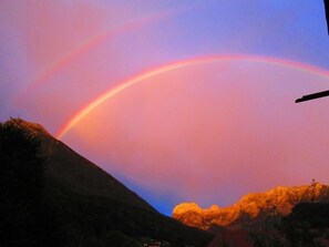 Eine Berglandschaft mit einem Regenbogen.