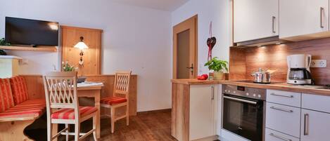 Een koelkast, een oven, een kookplaat, een vaatwasser