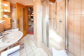 Dusche, Haartrockner, Handtücher