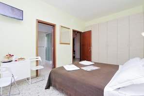 Desk, cots/infant beds, rollaway beds, free WiFi - La Stazione Del Vaticano (Rome)
