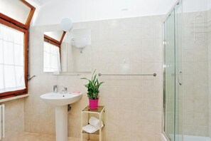 Double or Twin Room | Bathroom | Shower, free toiletries, hair dryer, towels - La Stazione Del Vaticano (Rome)