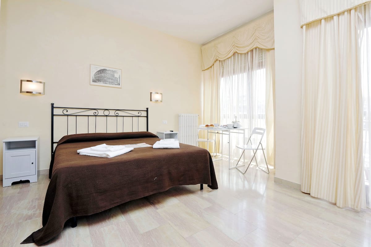 Chambre Double, balcon | Bureau, lits bébé (en supplément), lits pliants/supplémentaires