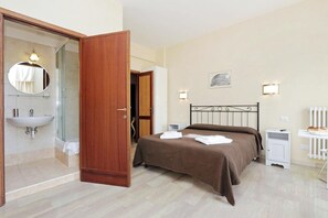 Habitació doble, balcó | Escriptori, bressols, llits addicionals i wifi gratuïta