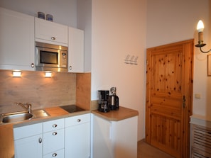 Kühlschrank, Mikrowelle, Herdplatte, Geschirrspüler