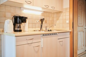 Een koelkast, een kookplaat, een broodrooster, een kinderstoel