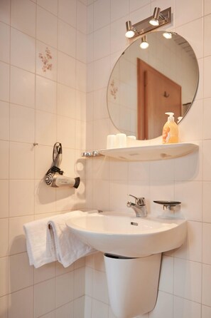 Badewanne, Haartrockner, Handtücher