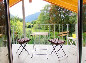 Outdoor dining - Apartment 6 Penthouse Suite 64 sqm, 1-4 persons with large balcony (Bayerisch Gmain)
