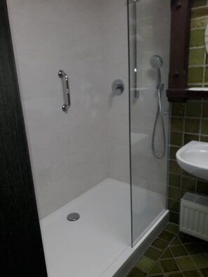 Shower, towels - Vacation apartment no. 12, 55 sqm, 1-4 persons, 1 bedroom, terrace (Unterwössen)