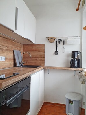 Kylskåp, mikrovågsugn, ugn och spishäll