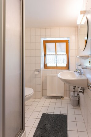 Ferienwohnung II zwei separate Schlafzimmer, 2 Bäder DU/WC, Süd-Terrasse, 75 qm-Badezimmer DU/WC