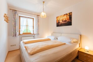 Ferienwohnung II zwei separate Schlafzimmer, 2 Bäder DU/WC, Süd-Terrasse, 75 qm-Schlafzimmer mit Doppelbett