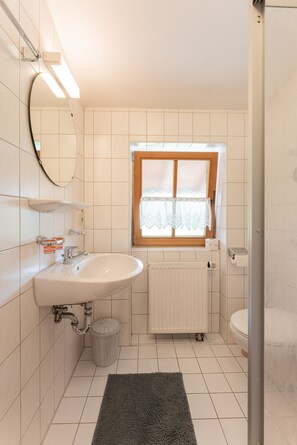 Dusche, Haartrockner, Handtücher