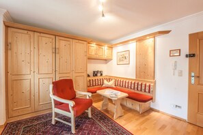 Studio (6) | Living area | Flat-screen TV - Ferienwohnungen Beim Hausbacher (Reit im Winkl)